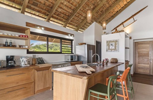 Temae House | Idyllic Seaside Paradise: 6BR Beachfront Haven Awaits