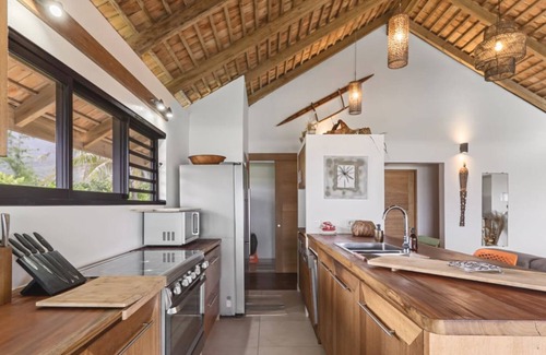 Temae House | Idyllic Seaside Paradise: 6BR Beachfront Haven Awaits