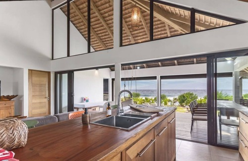 Temae House | Idyllic Seaside Paradise: 6BR Beachfront Haven Awaits