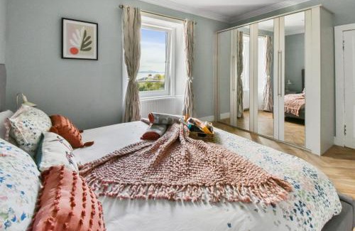 Aberdour Apartment | Coastal Retreat: 4-Star Family-Friendly Getaway