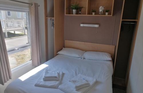 Dymchurch Apartment | Family-Friendly Retreat at New Beach Holiday Park