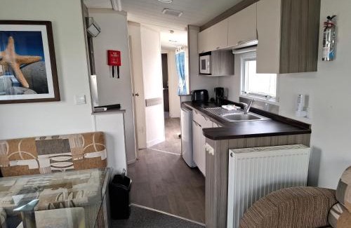 Dymchurch Apartment | Family-Friendly Retreat at New Beach Holiday Park