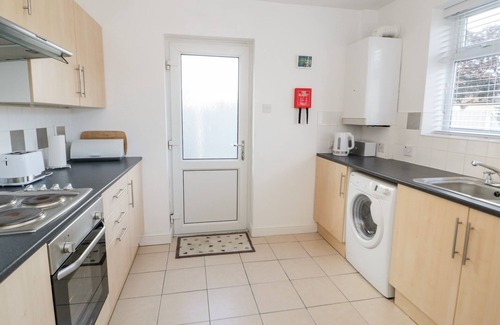Prestatyn Cottage | Seaside Retreat: Pet-Friendly Holiday Cottage with Ocean View