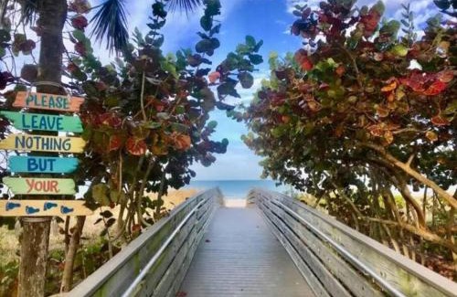 Indian Rocks Beach Apartment | Cozy Oceanfront Retreat Cottages with Pool & Pet-Friendly Stay