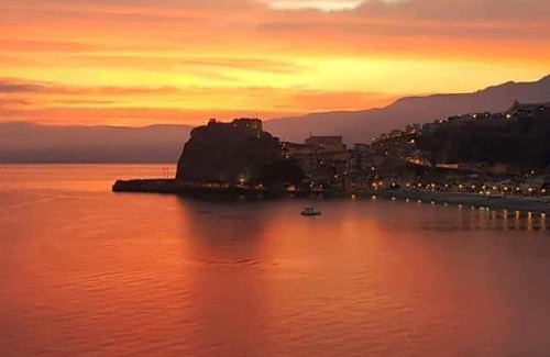 Scilla Bed & Breakfast | Seaside Retreat with Breakfast and Dining Options