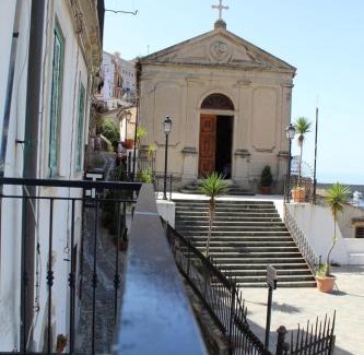 Scilla Bed & Breakfast | Seaside Retreat with Breakfast and Dining Options