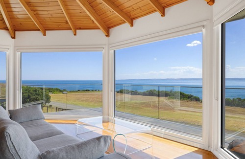 Ventnor House | Seaside Retreat: Pool, Spa & Beachfront Bliss Await