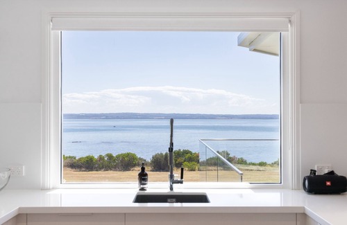 Ventnor House | Seaside Retreat: Pool, Spa & Beachfront Bliss Await