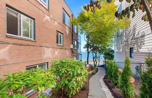 Alki Apartment | Pet-Friendly Seaside Serenity Apt with Ocean View Retreat
