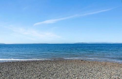 Alki Apartment | Pet-Friendly Seaside Serenity Apt with Ocean View Retreat