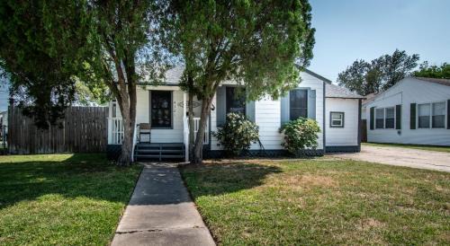 Bay Area House | Seaside Serenity: Family-Friendly Dual Dwellings Awaits