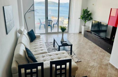 Qender Apartment | Seaside Serenity: Guest Rated 10/10 with Free Parking!