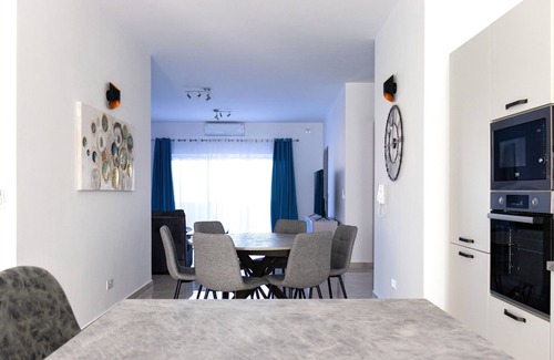 Mellieha Apartment | Beachside Retreat - Luxe Penthouse with Child-Friendly Amenities
