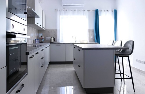 Mellieha Apartment | Beachside Retreat - Luxe Penthouse with Child-Friendly Amenities