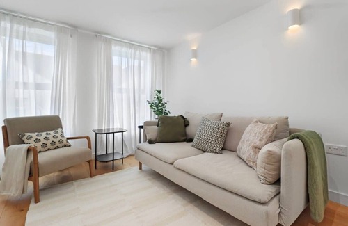 Eastbourne City Centre Apartment | Coastal Retreat: Modern Apartment Steps From the Beach