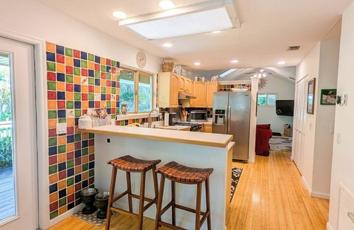 Summerplace House | Seaside Tropical Treehouse on Orchid Island -nWalk to Dog-Friendly Private Beach