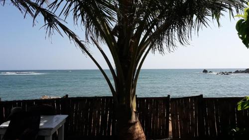 Bandaramulla House | Seaside View: Oceanfront Bliss with Private Beach Access