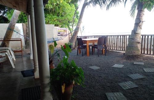 Bandaramulla House | Seaside View: Oceanfront Bliss with Private Beach Access