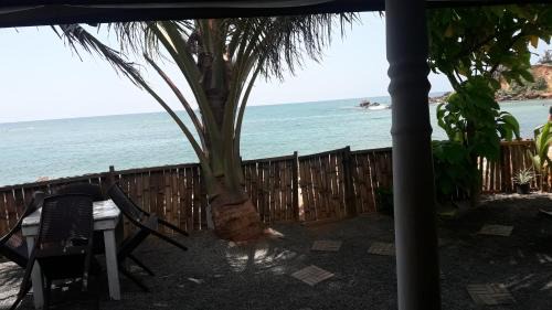 Bandaramulla House | Seaside View: Oceanfront Bliss with Private Beach Access