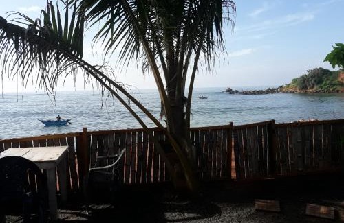 Bandaramulla House | Seaside View: Oceanfront Bliss with Private Beach Access