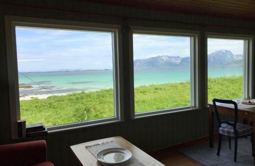 Vestvagøy Ski Chalet | Scenic Seaside View Lofoten with Oceanfront Amenities