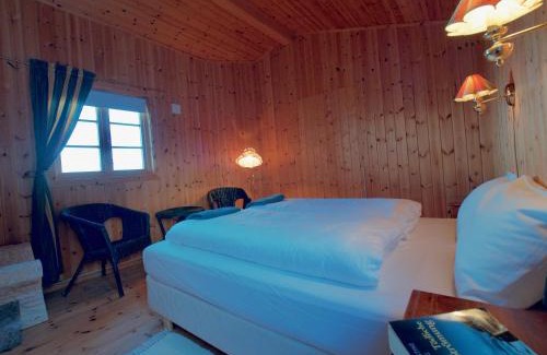 Vestvagøy Ski Chalet | Scenic Seaside View Lofoten with Oceanfront Amenities