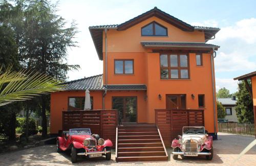 Leipzig Villa | Pet-Friendly Seaside Villa Leipzig with Hot Tub & Kitchen