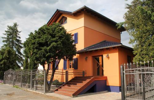 Leipzig Villa | Pet-Friendly Seaside Villa Leipzig with Hot Tub & Kitchen