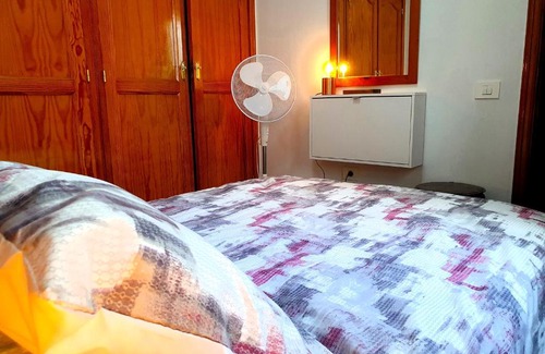 Los Abrigos Apartment | Cozy Seaside Whale Apartments with Free WiFi for Families