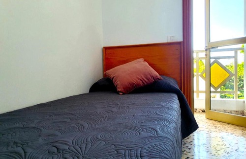Los Abrigos Apartment | Cozy Seaside Whale Apartments with Free WiFi for Families