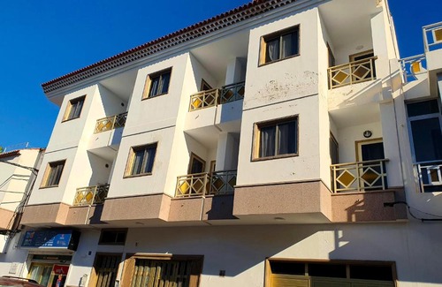 Los Abrigos Apartment | Cozy Seaside Whale Apartments with Free WiFi for Families