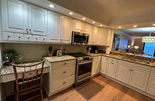 Central Beach Condo | Renovated Beachfront Condo with Pool & Ocean View in Vero