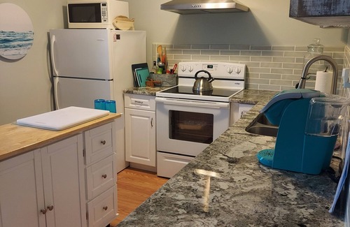Westbrook Center Cottage | Waterview Seasonal Cottage with Pool and Spa Amenities