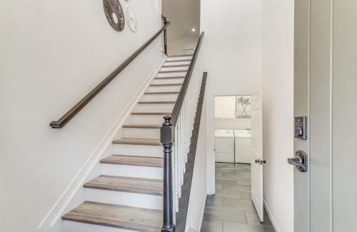 Aurora Apartment | Stylish Aurora Condo with Fireplace & Seasonal Pool Access
