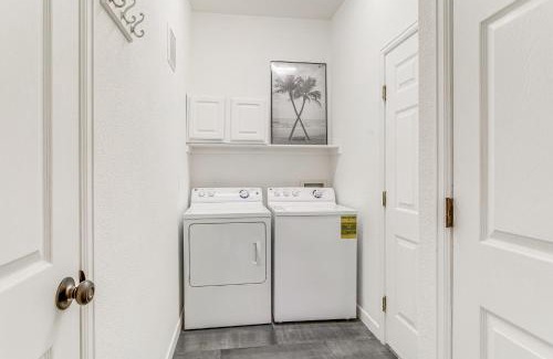 Aurora Apartment | Stylish Aurora Condo with Fireplace & Seasonal Pool Access