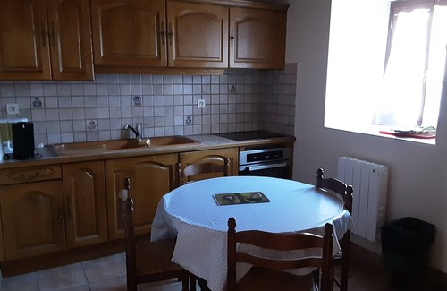 Marat House | Serene Seasonal Retreat in a Peaceful Hamlet with Kitchen