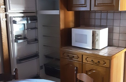 Marat House | Serene Seasonal Retreat in a Peaceful Hamlet with Kitchen