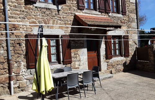 Marat House | Serene Seasonal Retreat in a Peaceful Hamlet with Kitchen