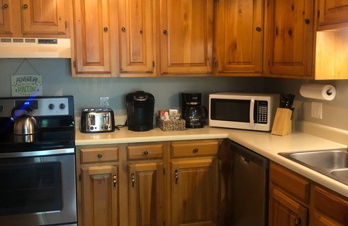 Bartlett House | Perfect Retreat at Updated Seasons Townhouse - Family Friendly!