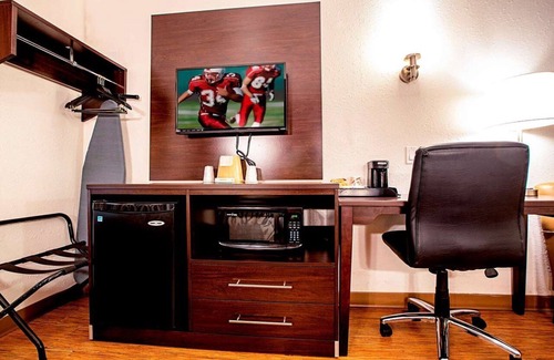 Traverse City Hotel | Explore Seasons Inn Traverse City: Family-Friendly Retreat