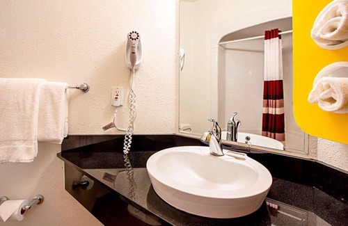 Traverse City Hotel | Explore Seasons Inn Traverse City: Family-Friendly Retreat