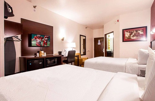 Traverse City Hotel | Explore Seasons Inn Traverse City: Family-Friendly Retreat