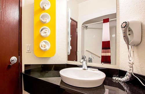 Traverse City Hotel | Explore Seasons Inn Traverse City: Family-Friendly Retreat