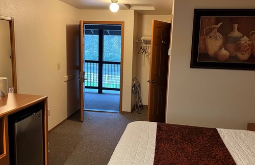 Morton Hotel | Seasons Motel: Family-Friendly with Top Amenities & 8.8 Rating
