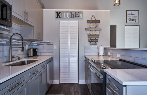 Tukwila Condo | Prime SeaTac Condo: Family-Friendly & Near Attractions!