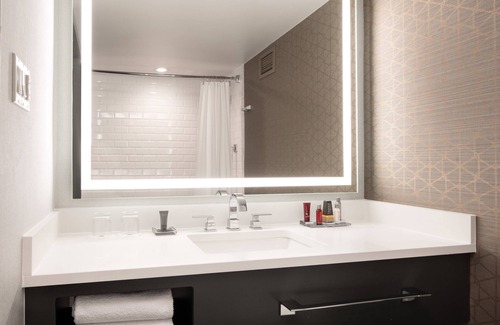 SeaTac Hotel | Discover Seattle Airport Marriott: Premier Stay with Spa & Dining