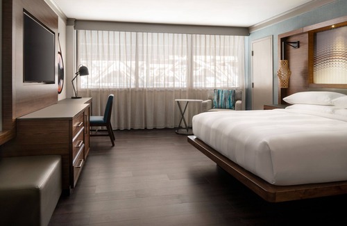 SeaTac Hotel | Discover Seattle Airport Marriott: Premier Stay with Spa & Dining