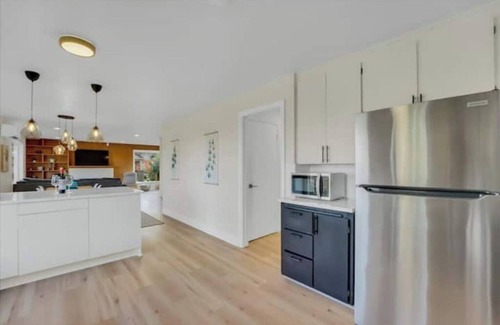 Bryn Mawr-Skyway House | Scenic Seattle Lake View 6 BR House with Great Amenities