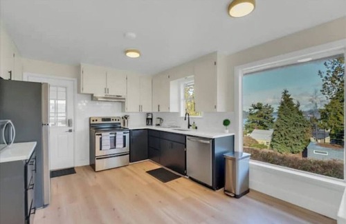 Bryn Mawr-Skyway House | Scenic Seattle Lake View 6 BR House with Great Amenities