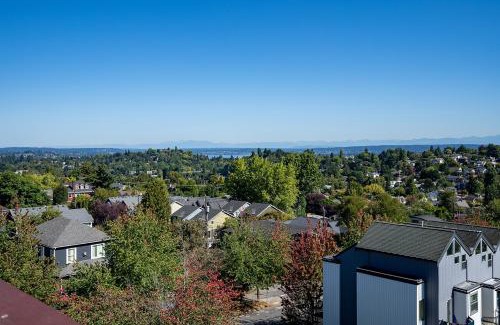 Mann Apartment | Modern Seattle Penthouse with Rooftop & Pet-Friendly Options